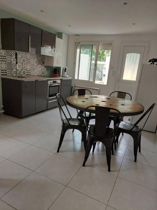 Apartment F3 2sdb Proche Centre Et Route Des Plages *